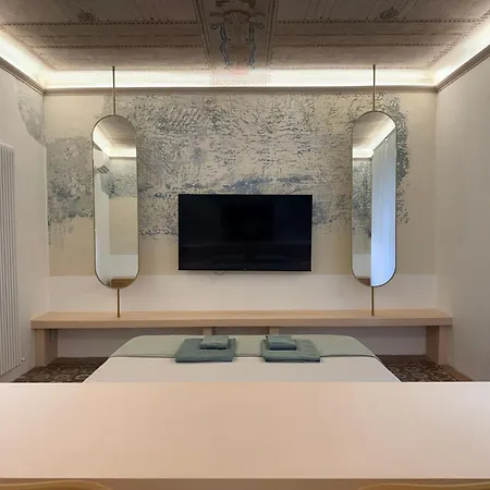 Appartement Iconic Cernaia Stairway Location - Cernaiabella Elegant Charming Suite With Jacuzzi