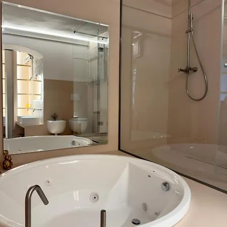 Iconic Cernaia Stairway Location - Cernaiabella Elegant Charming Suite With Jacuzzi Appartement *