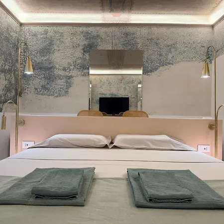 Iconic Cernaia Stairway Location - Cernaiabella Elegant Charming Suite With Jacuzzi *