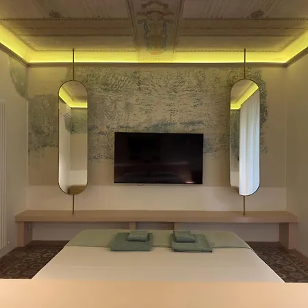 Iconic Cernaia Stairway Location - Cernaiabella Elegant Charming Suite With Jacuzzi Appartement