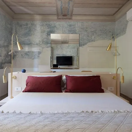 شقة Iconic Cernaia Stairway Location - Cernaiabella Elegant Charming Suite With Jacuzzi